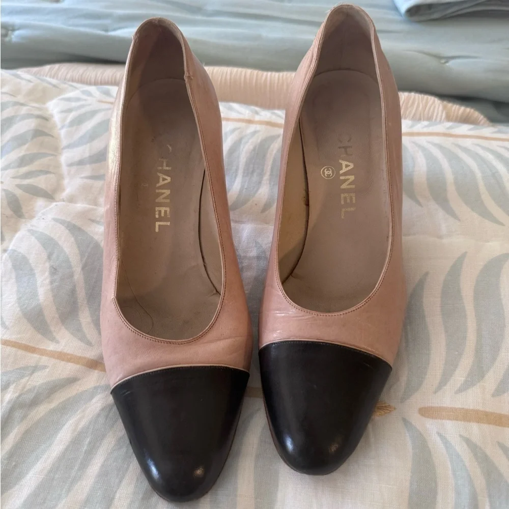 Preloved condition Chanel classic pumps. Sz38